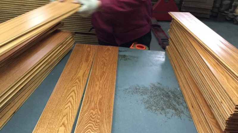 在铺装锁扣地板前，首先要对旧房地面进行处理。具体步骤如下：